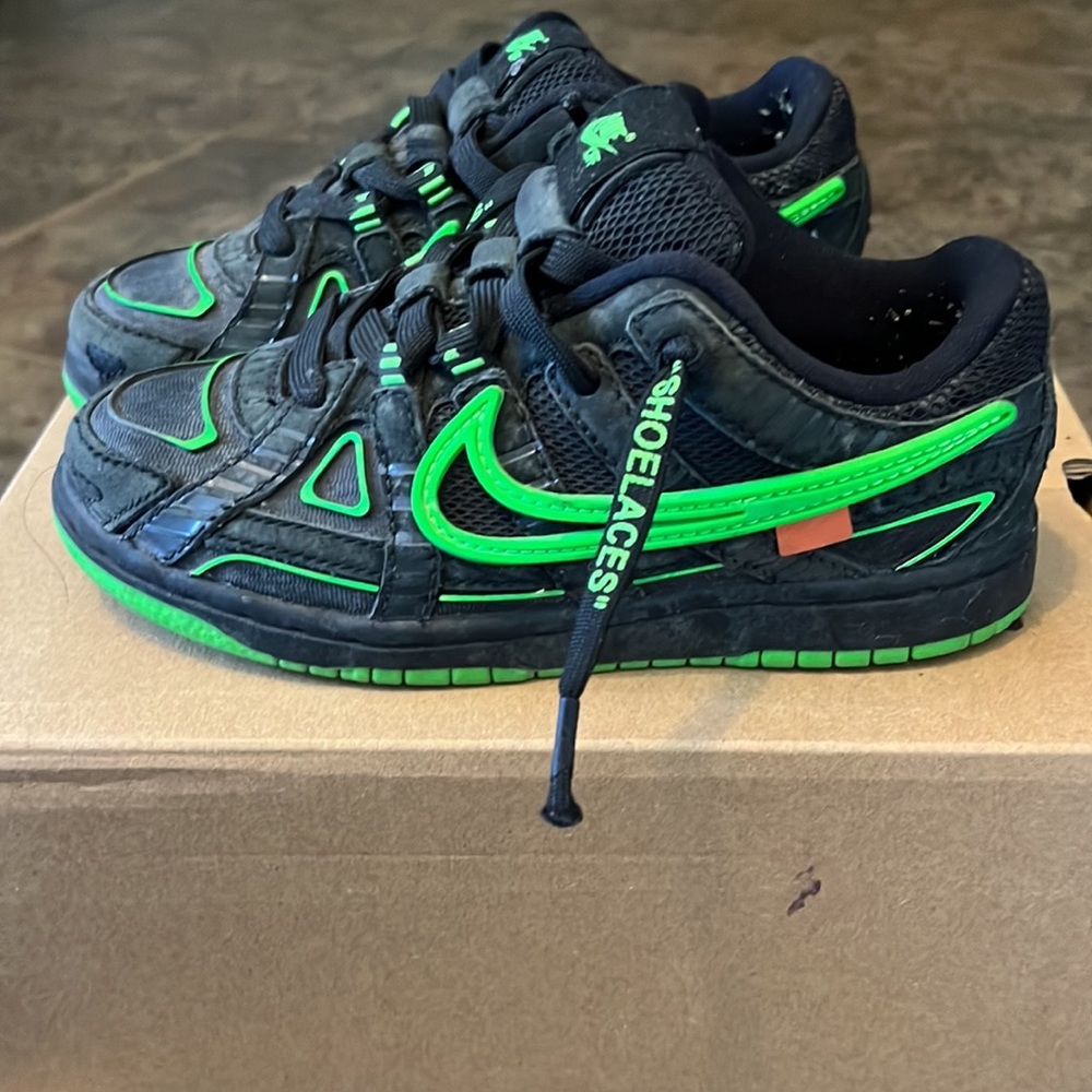 Kids off white/Nike Air Force 1s black dusty but can be cleaned size 11 worn